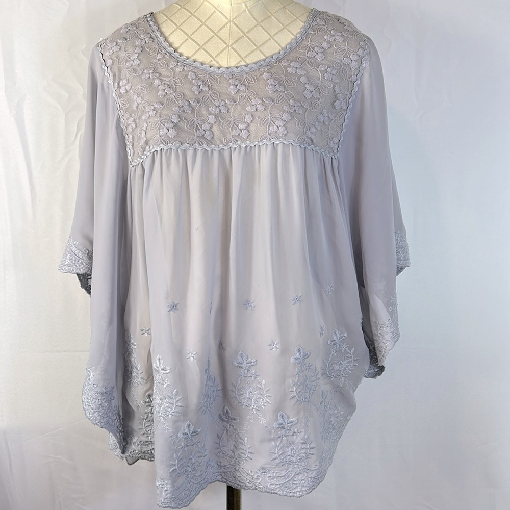 Solitaire Sheer Gray Embellished Tunic Blouse Size 1X - Picture 3 of 8